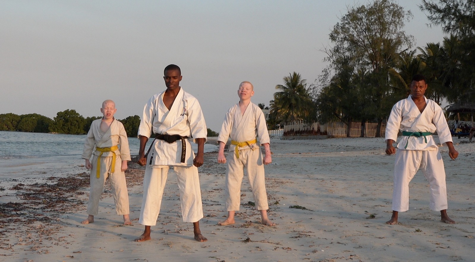 czterej mężczyźni trenujący karate